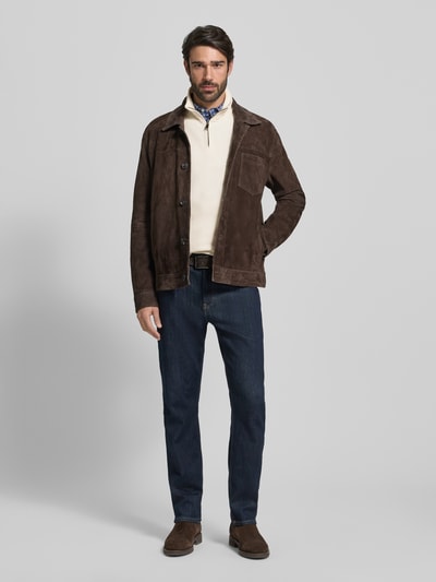 Männermodel trägt Regular Fit Troyer aus Baumwoll-Mix von Tommy Hilfiger, Optik: Unifarben, Label-Stitching-Applikation, Ganzkörperansicht von vorne.