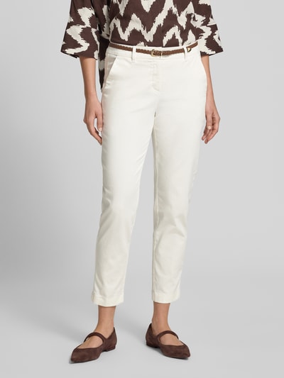 Frauenmodel trägt Hose mit Gesäßtaschen und Gürtel von comma, cremefarbener Baumwoll-Mix mit Stretch, Regular Fit, Nahaufnahme Oberkörper.