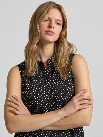 Frauenmodel trägt Ausgestelltes Hemdblusenkleid aus reiner Viskose Modell 'THEA' von Only, Optik: Allover-Muster, ärmellos, Nahaufnahme Oberkörper.