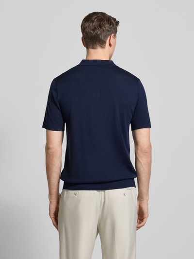 Männermodel trägt Regular Fit Poloshirt aus reiner Wolle Modell 'TRAY' von Selected Homme, Optik: Unifarben, Strick, Ganzkörperansicht Rückansicht.