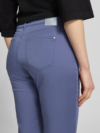 Vrouwenmodel draagt Hose mit Eingrifftaschen Modell 'Mary' van Brax, regular fit, mix van katoen en lyocell, detailopname rugaanzicht.