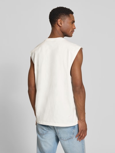 Männermodel trägt Relaxed Fit T-Shirt aus Baumwoll-Mix Modell 'TE_SURF' von BOSS Orange, unifarben, Slub Jersey, Ganzkörperansicht Rückansicht.