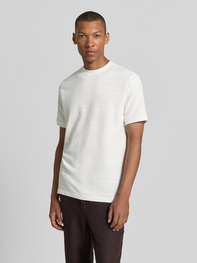 Männermodel trägt T-shirt met structuurpatroon en ronde hals van katoenmix, regular fit, ruglengte maat M 74 cm, T-shirt met structuurpatroon en ronde hals van guess, Ganzkörperansicht van voren.