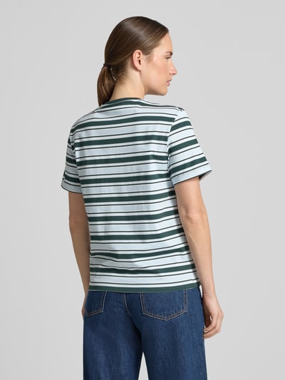 Frauenmodel trägt Regular Fit T-Shirt aus reiner Baumwolle von Lacoste, grün-weiß gestreift, Ganzkörperansicht Rückansicht, Damen T-Shirt von Lacoste.