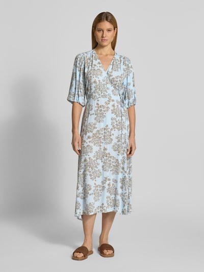 Modelka kobieca nosi Midikleid aus Viskose in Wickel-Optik mit 1/2-Arm od JAKE*S STUDIO WOMAN, jasnoniebieski z brązowym wzorem, krój dopasowany, dekolt V, rękaw 1/2, długość tyłu w rozmiarze 36: 124 cm, szerokość w rozmiarze 36: 55 cm, długość rękawa w rozmiarze 36: 41 cm, widok całej sylwetki z przodu