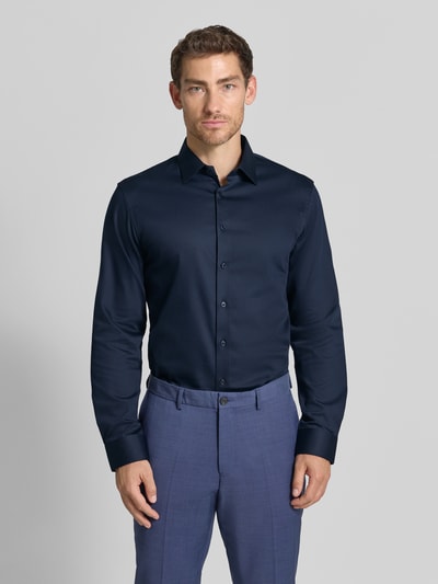 Männermodel trägt dunkelblaues zakelijk overhemd aus katoenmix, model 'FILIP' von Selected Homme, Heren, Ganzkörperansicht von vorne.