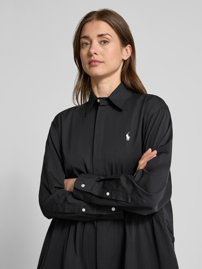 Frauenmodel trägt Tailliertes Hemdblusenkleid aus reiner Baumwolle von Polo Ralph Lauren in Schwarz mit Logo-Stitching, Nahaufnahme Oberkörper.