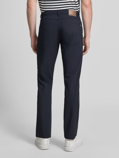 Männermodel trägt Comfort Fit Hose mit Eingrifftaschen von Christian Berg Men, mieszanka materiałów z dodatkiem wiskozy, granat, wpuszczane kieszenie, szerokość w rozmiarze 32/32: 41 cm, długość wewnętrzna nogawki: 78 cm, Ganzkörperansicht Rückansicht