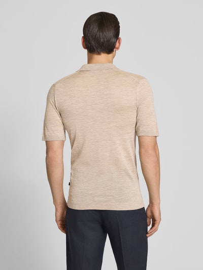 Männermodel trägt Slim Fit Poloshirt aus Schurwolle mit Strukturmuster von MAERZ Muenchen, beige, V-hals, zu zien Ganzkörperansicht Rückansicht.
