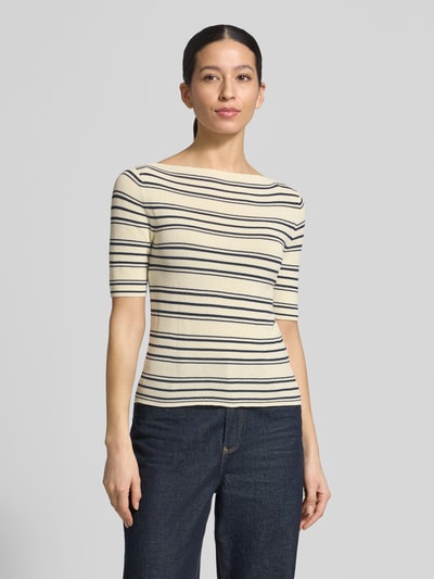 Frauenmodel trägt Slim Fit Strickpullover aus Baumwoll-Mix Modell 'PASATTA' von MAX&Co., gestreift, creme mit dunkelblauen Streifen, U-Boot-Ausschnitt, kurzarm, Strickoptik, Ganzkörperansicht von vorne