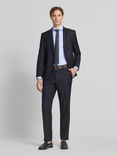 Männermodel trägt Slim Fit Businesshemd aus reiner Baumwolle Modell 'H-HANK-SP-B1' von BOSS, Hellblau, glatte Textur, Ganzkörperansicht von vorne. Herren Businesshemd von BOSS.