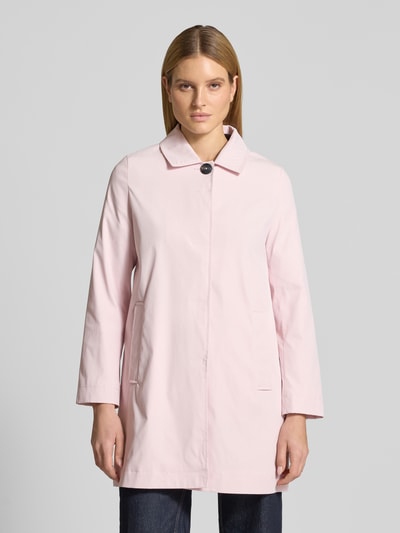 Frauenmodel trägt Mantel mit verdeckter Knopfleiste und Eingrifftaschen von Christian Berg Woman Selection, hellrosa, Ganzkörperansicht von vorne. Rückenlänge bei Größe 36: 87 cm, Schulterbreite: 40 cm, Brustweite: 54 cm, Ärmellänge: 62 cm, gerader Schnitt, Kentkragen, Seitliche Eingrifftaschen.