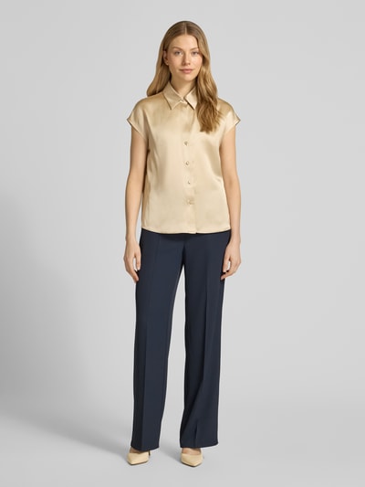 Frauenmodel trägt Regular Fit Bluse aus Seide mit Knopfleiste von Luisa Cerano, beige, glatter Stoff, Hemdblusenkragen, Ganzkörperansicht von vorne. Rückenlänge bei Größe 36: 61 cm, Ärmellänge: 49 cm.