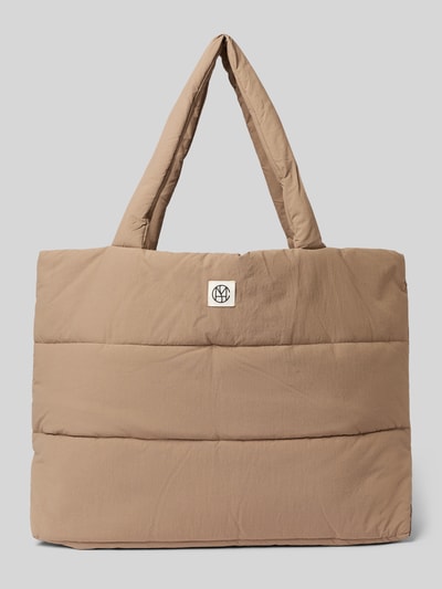 Produktfoto, Shopper mit Label-Detail Modell 'SASJA' von MSCH COPENHAGEN in Beige mit Steppnähte, Tragehenkel, weiche Textur, Maße laut Kontext