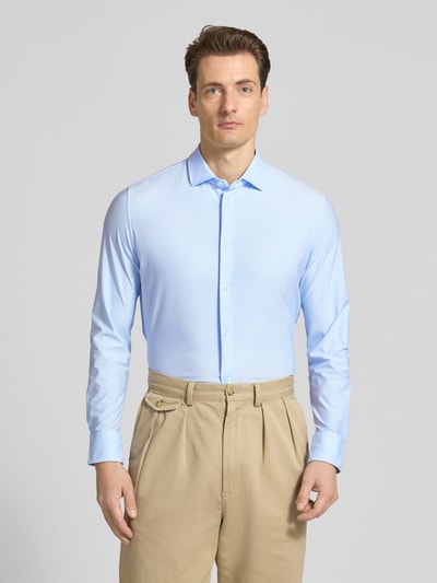 Męski model nosi Slim Fit Businesshemd mit Knopfleiste od CRUNA, jasnoniebieski, mieszanka materiałowa z rozciągliwością, krój slim fit, kołnierzyk kent, długość tyłu w rozmiarze 50: 65 cm, szerokość ramion w rozmiarze 50: 43 cm, długość rękawa w rozmiarze 50: 65 cm, widok całej sylwetki z przodu
