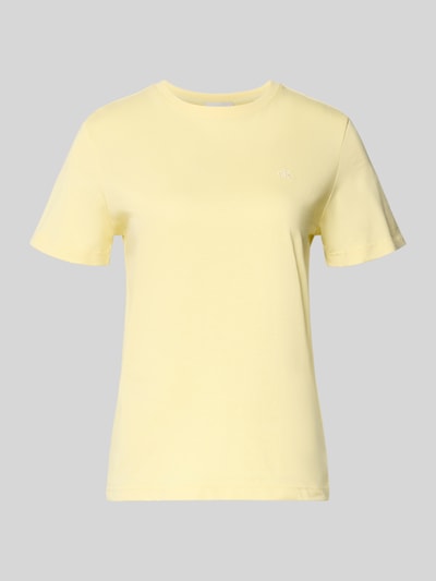 Produktfoto, T-shirt mit Rundhalsausschnitt und Label-Stitching von Calvin Klein Jeans aus bawełna, krój regular fit, okrągły dekolt, wyhaftowane logo, długość tyłu w rozmiarze S: 52 cm, jasnożółty kolor, gładka tekstura