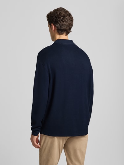 Männermodel trägt Relaxed Fit Pullover aus reiner Viskose Modell 'TELLER' von Selected in donkerblauw, fijne structuur, gebreide look, polokraag, hoge sluiting, lange mouw, geribde boorden, heren knitwear, structuurpatroon, materiaal viscose, Ganzkörperansicht Rückansicht