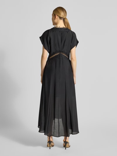 Männermodel trägt schwarzes Midikleid mit V-Ausschnitt und Spitze Modell 'MOLLY' von Copenhagen Muse aus Lyocell-Mix, taillierter Schnitt, Kappärmel, Rückenlänge 139 cm, Szerokość w rozmiarze S: 35 cm, Ganzkörperansicht Rückansicht