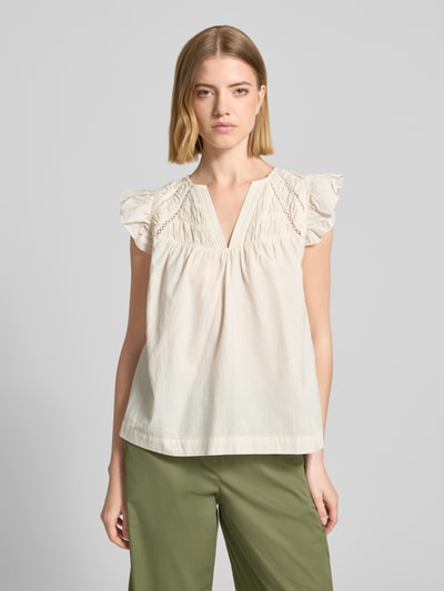 Frauenmodel trägt Bluse mit Schmetterlingsärmeln Modell 'Woda Izha' von MOS MOSH aus Reine Baumwolle, Straight Fit, Tunikakragen, Smok-Details, Rückenlänge Größe S 55 cm, Ärmellänge 7 cm, helle Farbe, glatte Textur, Ganzkörperansicht von vorne.