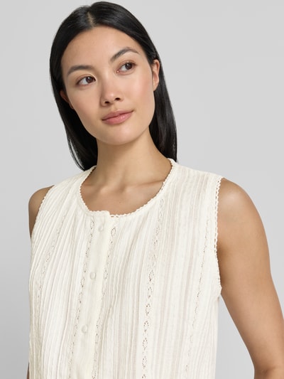 Frauenmodel trägt Blusentop mit Knopfleiste und Häkelspitze von Jake*s Casual, Reine Baumwolle, Regular-Fit, Rundhalsausschnitt, Nahaufnahme Oberkörper.