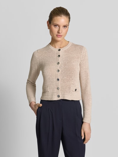 Frauenmodel trägt Strickjacke mit Rundhalsausschnitt und Knopfleiste von Betty Barclay in Beige, Regular Fit, Nahaufnahme Oberkörper.
