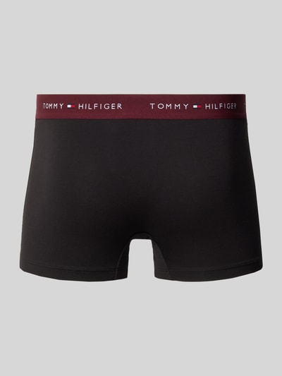 Męski model nosi Pant & Trunk aus Baumwoll-Mix im 3er-Pack von Tommy Hilfiger, kolor czarny z bordowym paskiem z logo, widok od przodu, Herren Pant & Trunk von Tommy Hilfiger, Ganzkörperansicht von vorne