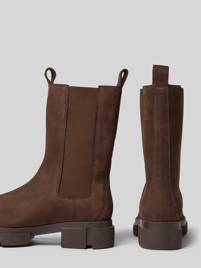 Produktfoto, Lederstiefel mit Label-Detail von Copenhagen aus echter skóra, fakturowana podeszwa, zaokrąglony czubek, wysokość obcasa: 5 cm, wysokość cholewki: 23 cm, szerokość w rozmiarze 39: 13 cm, kolor brązowy, gładka faktura, damskie