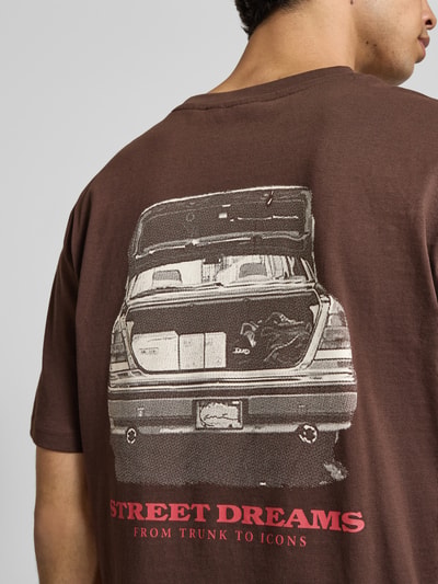 Mężczyznamodel nosi Regular Fit T-Shirt mit Logo-Stitching von KARL KANI z bawełny, okrągły dekolt, długość tyłu 64 cm, detailaufnahme pleców.