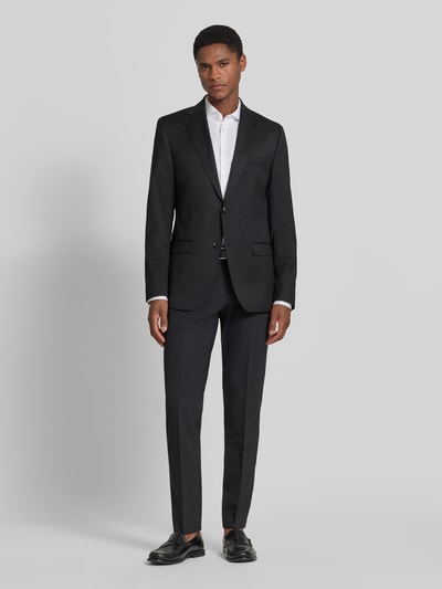 Männermodel trägt schwarzes Slim-Fit 2-Knopf-Sakko mit Pattentaschen Modell 'Move Alesso' von DIGEL aus Schurwoll-Elasthan-Mix, Ganzkörperansicht von vorne. Rückenlänge 74 cm, Schulterbreite 46 cm, Ärmellänge 67 cm, glatte Textur, dezenter Glanz, schmale Passform.