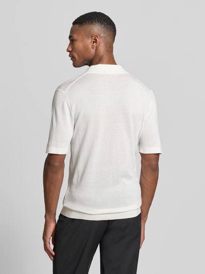 Mannelijk model draagt Slim Fit Poloshirt uit Lyocell-katoenmengsel van OLYMP Level Five, korte mouwen, witte kleur, rugaanzicht, context: heren poloshirt, polokraag, ruglengte bij maat M 68 cm.