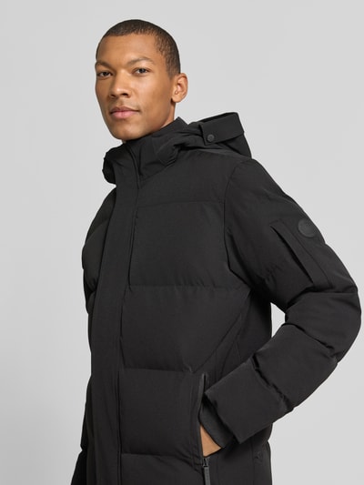 Männermodel trägt Regular Fit Steppjacke mit Reißverschlusstaschen Modell 'JAXHAM' von Cars Jeans, Schwarz, Material-Mix, Nahaufnahme Oberkörper.