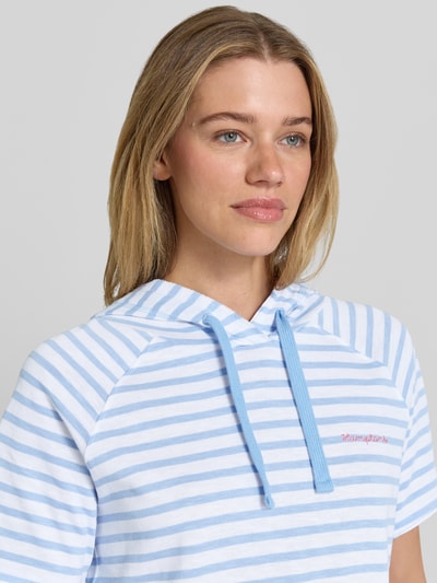 Modelka nosi Relaxed Fit Sweatshirt mit Kapuze und 1/2-Arm von Smith and Soul, bawełna, wzór na całej powierzchni, haft, tunel, paski, niebiesko-białe, kaptur, rękaw o dł. 1/2, wzór na całej powierzchni, haft, zbliżenie na górną część ciała