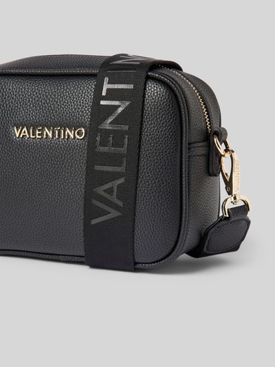 VALENTINO BAGS Torba na długim pasku z detalem z logo model ‘NEVER’ Czarny 2