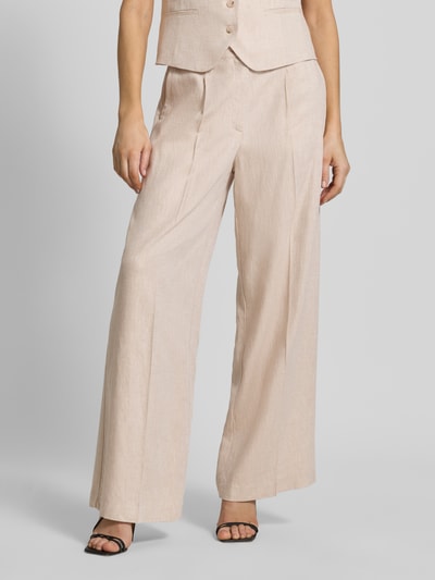 Frauenmodel trägt Wide Fit Stoffhose aus Viskose-Mix Modell 'Dazia' von B.Young, beigefarbener Leinen-Look, Bügelfalten, Nahaufnahme Unterkörper. Damen Stoffhose, Viskose-Mix mit Leinen-Anteil, Gesäßtaschen, Knopf- und Reißverschluss, Bundweite bei Größe 36: 37 cm, Innenbeinlänge 77 cm.
