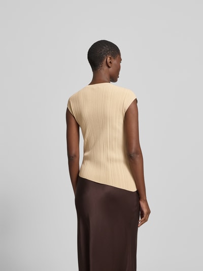 Frauenmodel trägt Blusenshirt aus Viskose-Mix von Joseph in Beige mit Ripp-Optik, körpernahe Passform, extrakurze Ärmel, Rückansicht.