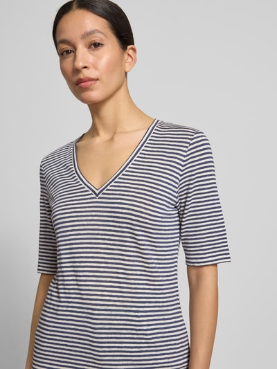 Frauenmodel trägt Regular Fit T-Shirt aus Leinen-Mix Modell 'OPZIONE' von Weekend Max Mara, mehrfarbig, Gestreift, Logo-Print, Feinstrick, Nahaufnahme Oberkörper.