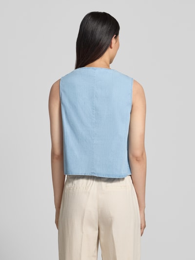 Frauenmodel trägt Regular Fit Weste aus Lyocell-Mix in Denim-Optik von Christian Berg Woman, helle Blautöne, Rückansicht, Ganzkörperansicht Rückansicht. Rückenlänge 50 cm, Schulterbreite 36 cm, Brustweite 48 cm, Damen, Baumwoll-Lyocell-Mix, V-Ausschnitt, durchgehende Knopfleiste.