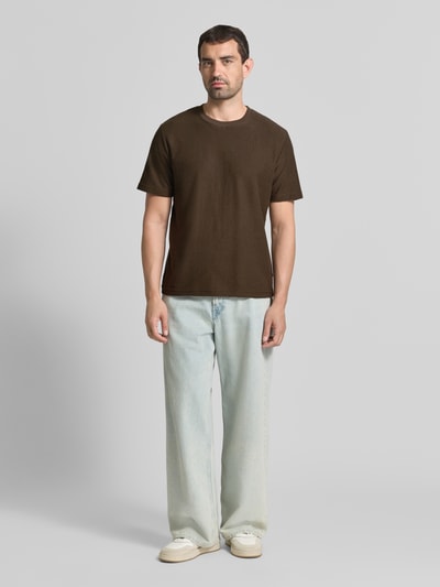 Mannenmodel draagt t-shirt met ronde hals Model 'ODIN' van Samsøe Samsøe, katoenmix, regular fit, ruglengte maat M 68 cm, geheel vooraanzicht