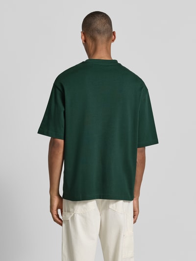 Męskimodel nosi Regular Fit T-Shirt aus reiner Baumwolle Modell 'HASPEN' von SELECTED HOMME, zielony kolor, gładka faktura, Ganzkörperansicht Rückansicht.