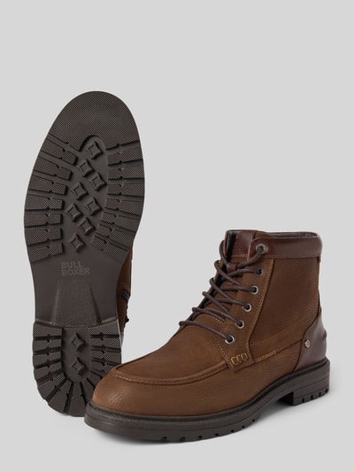 Produktfoto, Boots aus Leder mit Reißverschluss von BULLBOXER, braunes Echtleder, Schnürung, profilierte Sohle, abgerundete Spitze, neutraler Hintergrund