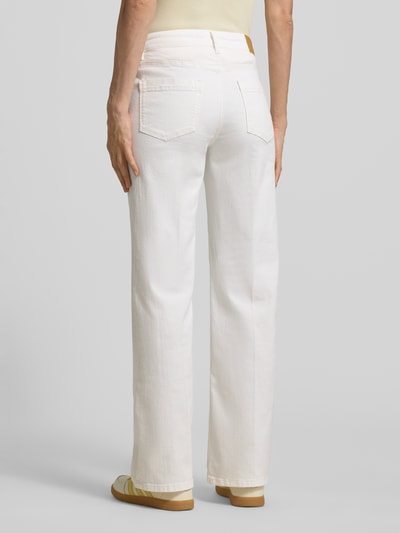 Kobiece modelka nosi Straight Fit Jeans aus Baumwoll-Mix Modell 'Carie' od Someday, biały kolor, 5-kieszeni, szerokość w rozmiarze 36: 38 cm, długość nogawki wewnętrznej: 81 cm, widok całej sylwetki od tyłu.