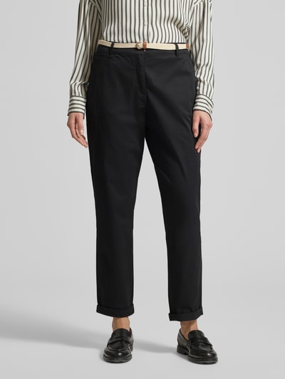Frauenmodel trägt Casual Fit Chino mit Baumwoll-Anteil von Christian Berg Woman in Schwarz mit Gürtel, lockerer Passform, Ganzkörperansicht von vorne.
