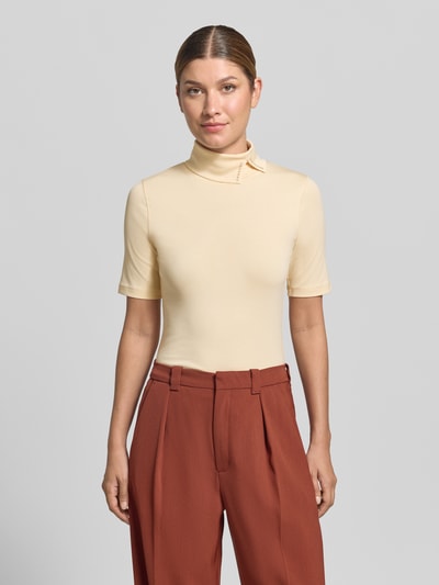 Vrouwenmodel draagt Slim Fit T-shirt uit katoenmix van Marc Clain in lichtgeel met asymmetrische col en siersteentjes, Ruglengte maat 36: 56 cm, frontaal zicht busteshot.