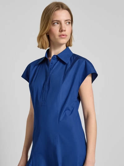 Frauenmodel trägt ausgestelltes Freizeitkleid aus reiner Baumwolle Modell 'GIORNO' von MAX&Co., unifarbenes Blau, Nahaufnahme Oberkörper.