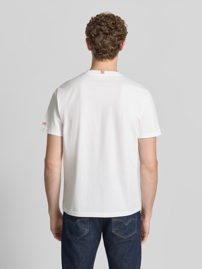 Männermodel trägt Herren T-Shirt mit Stitchings Modell 'PORTOFINO' von MC2 Saint Barth aus reiner Baumwolle, Regular-Fit, Rückenlänge 68 cm, Ganzkörperansicht Rückansicht