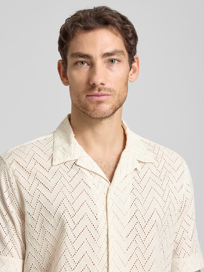 Männermodel trägt Relaxed-Fit Freizeithemd mit Lochmuster Modell 'Honolulu' von Antony Morato, Reine Baumwolle, Nahaufnahme Oberkörper.