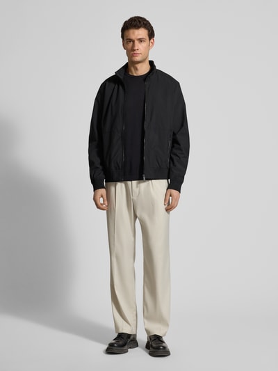 Männermodel trägt Regular Fit Jacke mit Stehkragen von Lerros, Elastischer-Material-Mix, Logo-Detail, Reißverschluss, Eingrifftaschen, schwarze Farbe, Ganzkörperansicht von vorne.