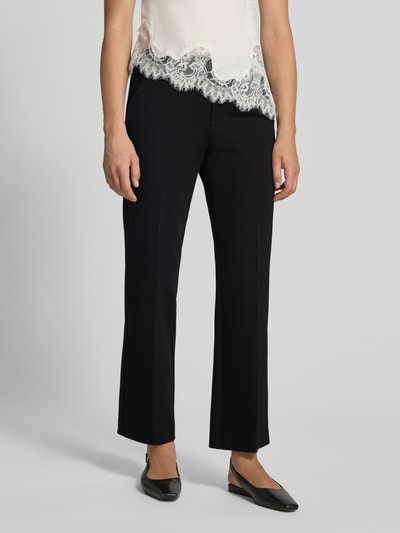 Kobiece modelka nosi czarne spodnie Wide Leg Hose mit Gürtelschlaufen Modell 'Fenja' od Stehmann, damskie szerokie spodnie, całkowity widok z przodu.