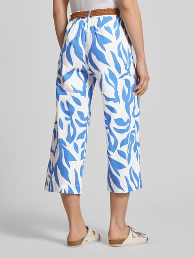 Frauenmodel trägt Culotte aus Leinen-Baumwoll-Mix mit Gürtel von Christian Berg Woman im Allover-Look, Wide Leg, Rückansicht Ganzkörperansicht.