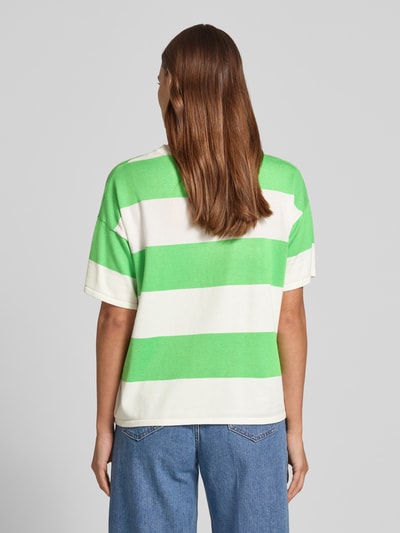 Frauenmodel trägt Relaxed Fit Shirt aus Viskose-Mix Modell 'LULS' von ICHI, grün-weiß gestreift, lockere Form, Rückenlänge 62 cm, Ganzkörperansicht Rückansicht.